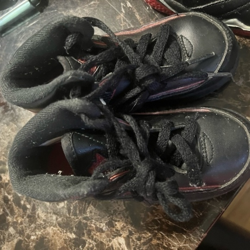 - Jordan Nike retro 2 sneakers